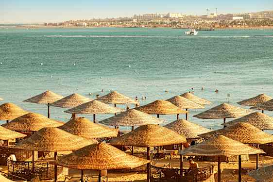 Strand og parasoler i Hurgada, Egype