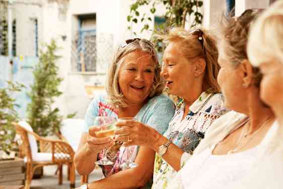 Kvinner koser seg med et glass vin