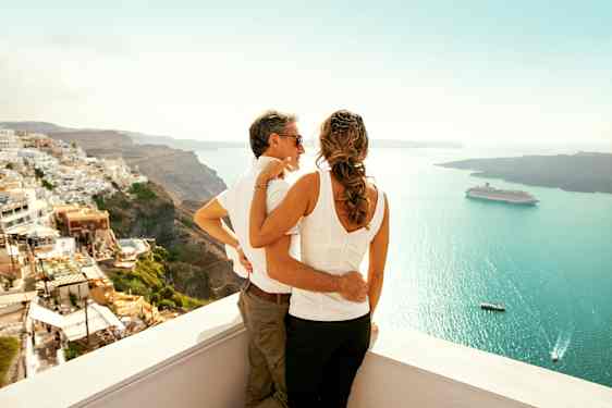 Par på balkong med utsikt over middelhavet