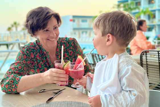 Lottie Knutson og barnebarnet hennes drikker en drink.