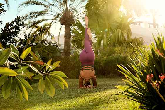 yogautövare i trädgård