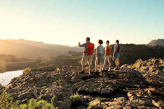 Familj på bergsvandring på Gran Canaria