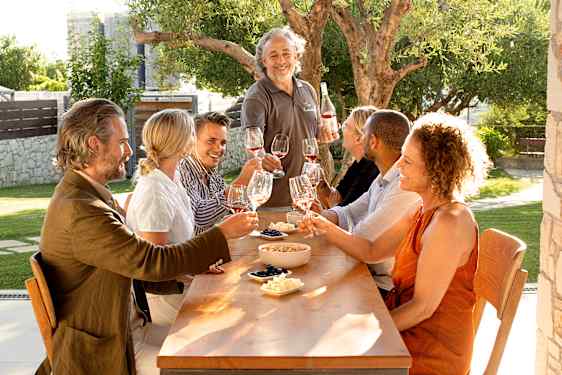 Stor gruppe på vinsmaking