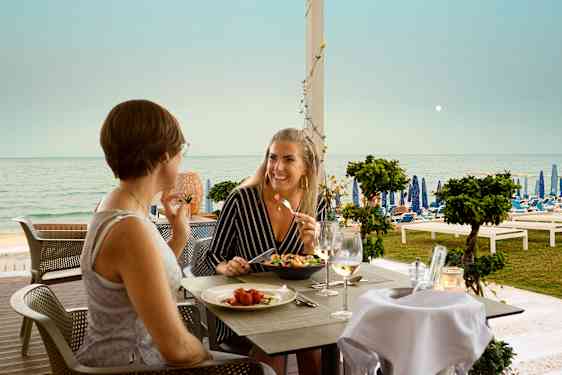 To kvinner sitter på restaurant på Sunprime