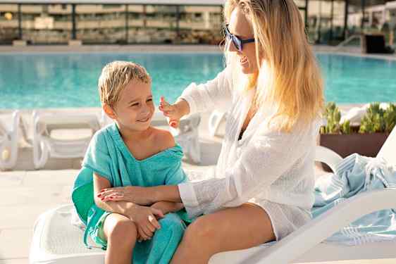 Mor og sønn på ferie sammen