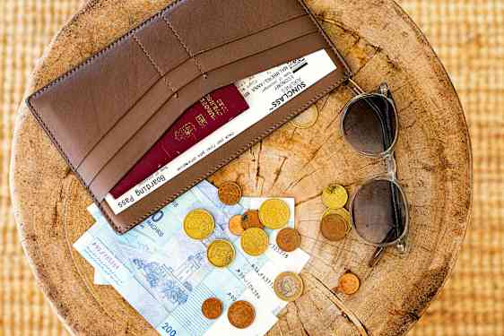 Penger og solbriller på et bord