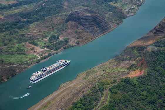 Cruiseskipet Celebrity Infinity gjennom Panamakanalen