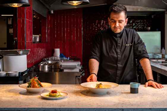 Kock serverar mat