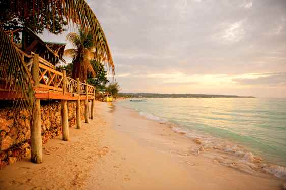 Solnedgång vid strand på Jamaica