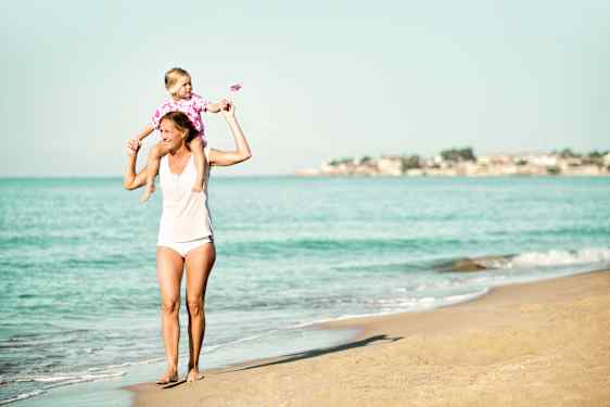 Mor og datter på stranden i Tyrkia