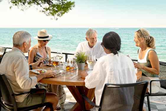 En gjeng sitter ved et bord på restaurant