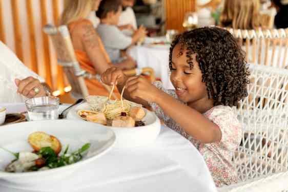 All Inclusive | Familie spiser