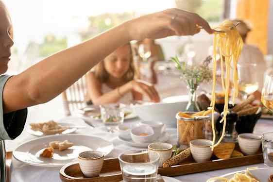 Gutt forsyner seg med spaghetti