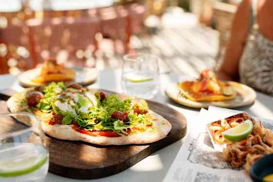 Pizza står på et bord
