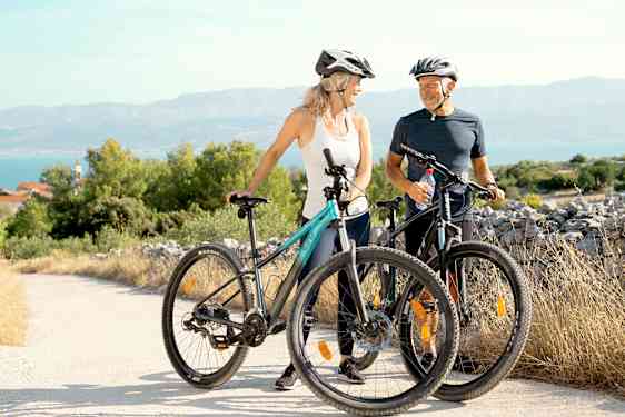 Man och kvinna med cyklar