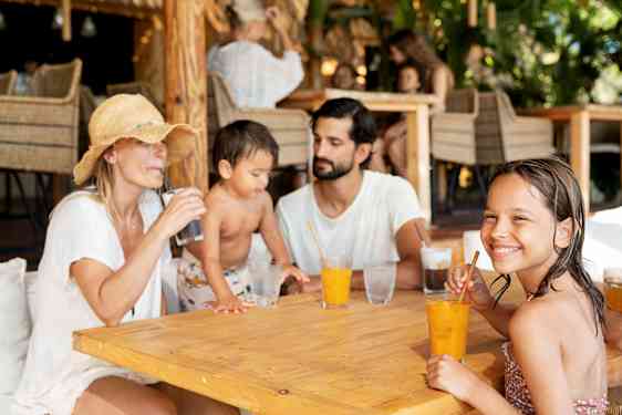 Familie spiser lunsj sammen