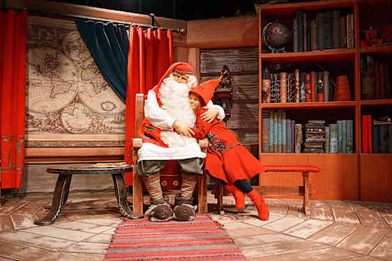 Julenissen og nissemor som klemmer på julemarkedet