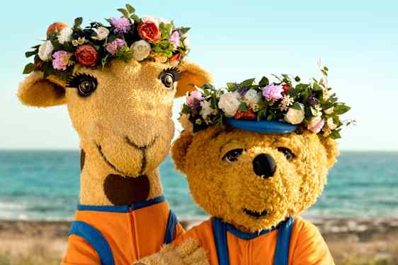 Lollo og Bernie i blomsterkranser på hodet