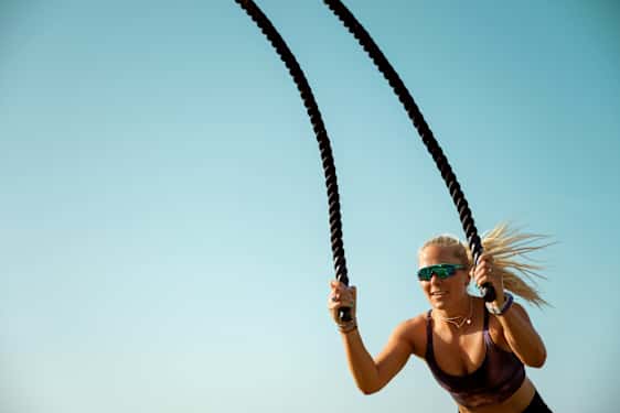 Eva Katrine trener med battle ropes