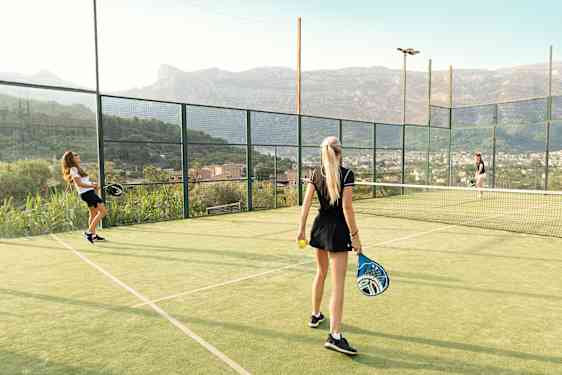 Padelspillende kvinne på Mallorca