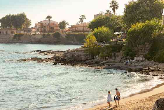 Vennegjeng sitter ved havet