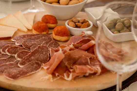 Dekket bord med vinglass og tapas