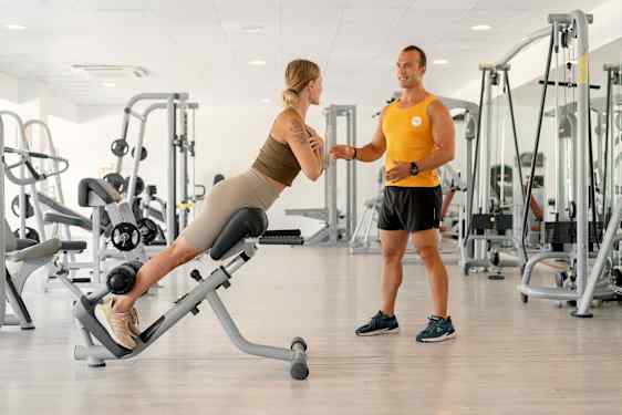 PT gir veiledning i et treningsstudio