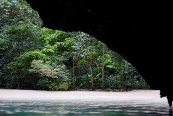 Grottesvømming i Emerald Cave