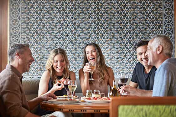 Det finnes ofte flere restauranter å spise på ombord