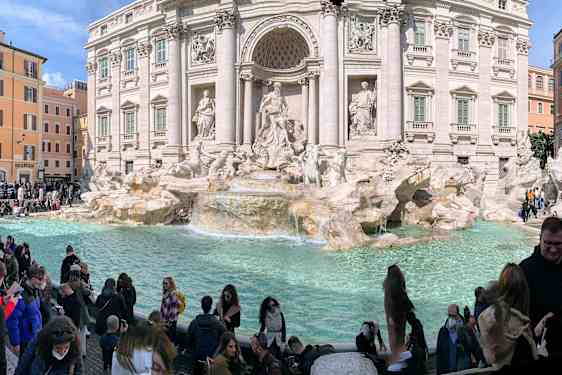 Kast en mynt i Trevi-fontenen - så sies det at du kommer tilbake til Roma.