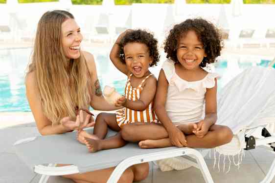 Mamma och barn vid pool