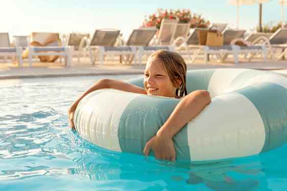 Barn badar i pool