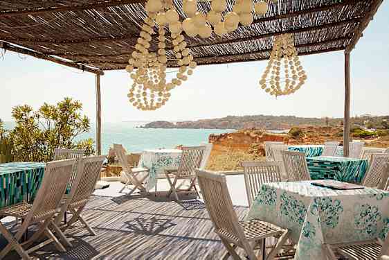 Praia da Rocha er et livlig feriested i Algarve, Portugal