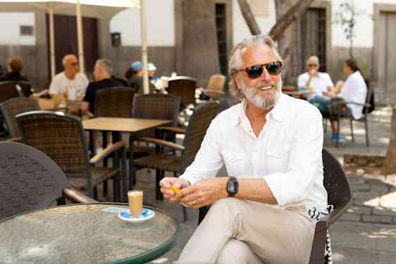 Man på uteservering 