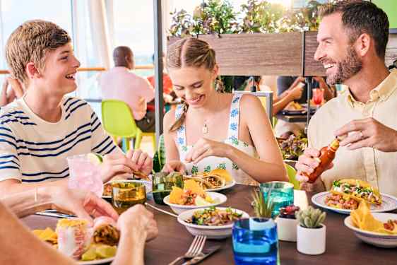 Det finnes ofte flere restauranter å spise på ombord