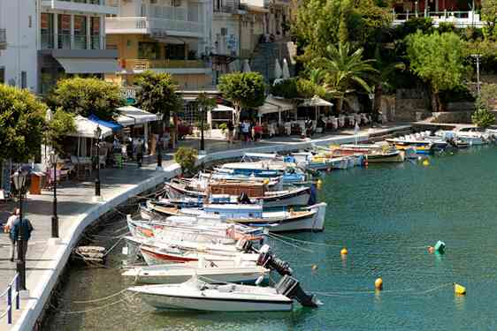 Havnepromenaden i Agios Nikolaos.