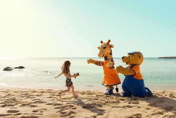 Lollo og Bernie og en jente på stranden