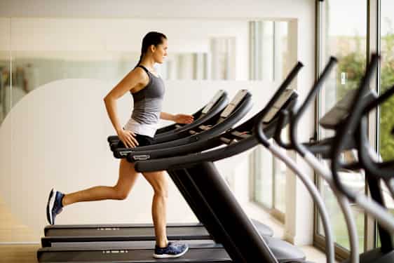 Kvinne på tredemølle