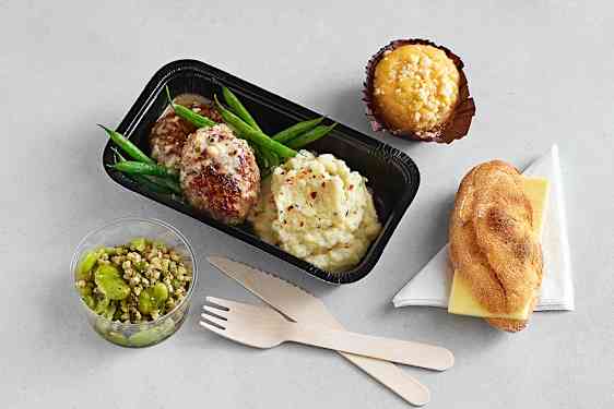 Salat med belgfrukter, kjøttkaker i brunsaus med potetmos og haricot verts, servert med varmt rundstykke. Muffins med kaffe eller te.