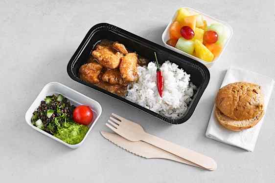 Kylling med karri og ris, grønn salat, bolle og frukt.