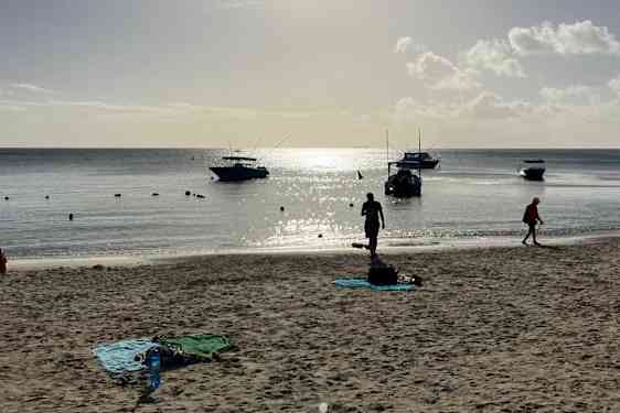 Strand med båter på Mauritius