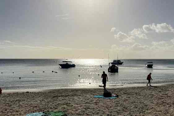 Strand med båter på Mauritius