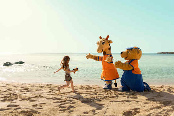 Lollo og Bernie klemmer på en jente på stranden