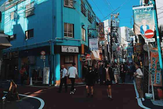 Fargeglade hus langs Tokyos gater