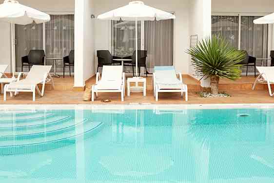 Rom med direkte utgang til bassenget