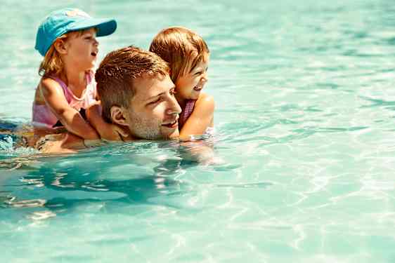 Pappa og to barn bader