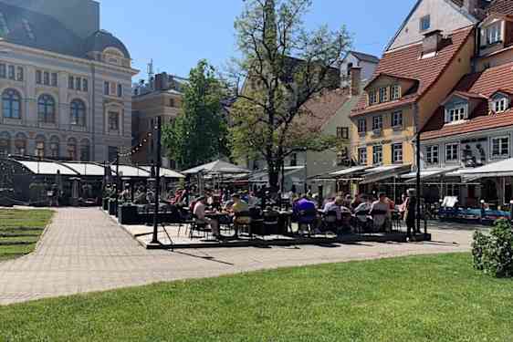 Uteservering i solen i Riga