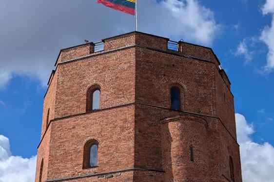 Litauens flagg i topp på Gediminas' Tower