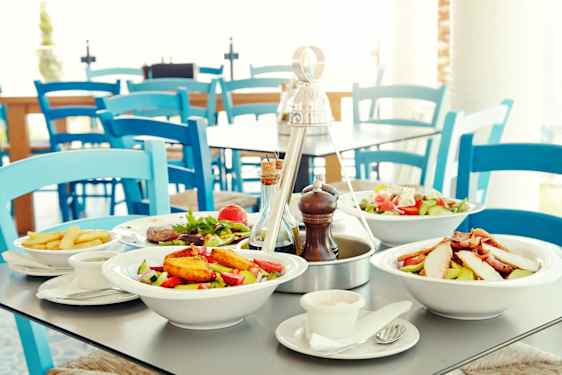 Dekket bord med greske retter