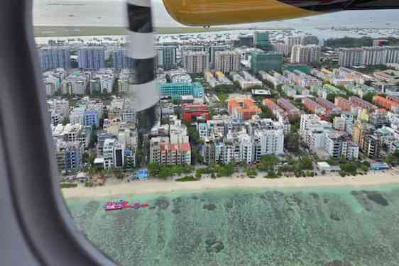 Utsikt over Malé, sett gjennom vinduet på sjøflyet
